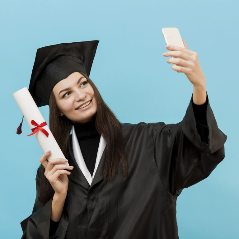 orgullosa-chica-tomando-selfie